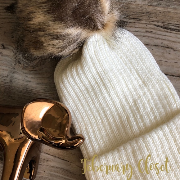 Ivory Knit Beanie with Tan Fur Pom - Picture 1 of 2
